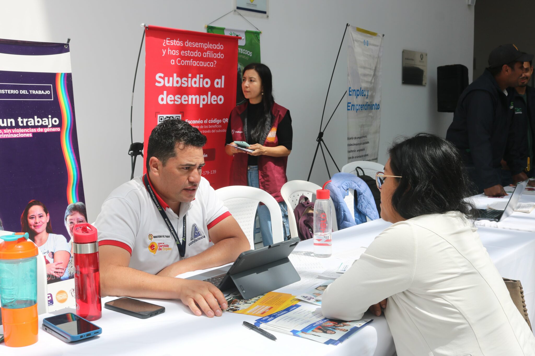 Feria de servicios y emprendimientos en el aeropuerto: conectando ...