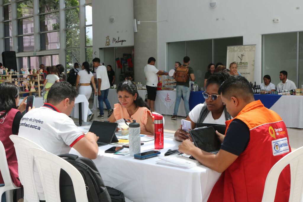 Feria de servicios y emprendimientos en el aeropuerto: conectando ...