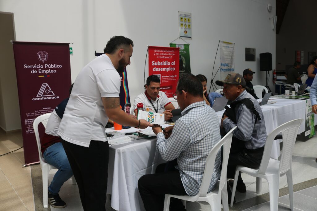 Feria de servicios y emprendimientos en el aeropuerto: conectando ...