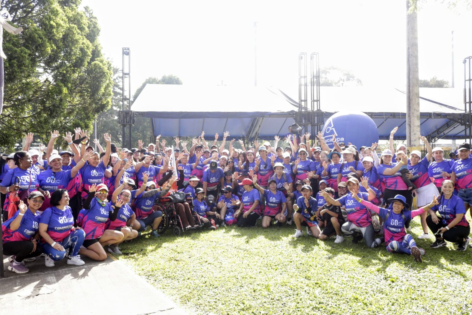 Más de 200 personas participaron en la caminata 6K en homenaje a la mujer