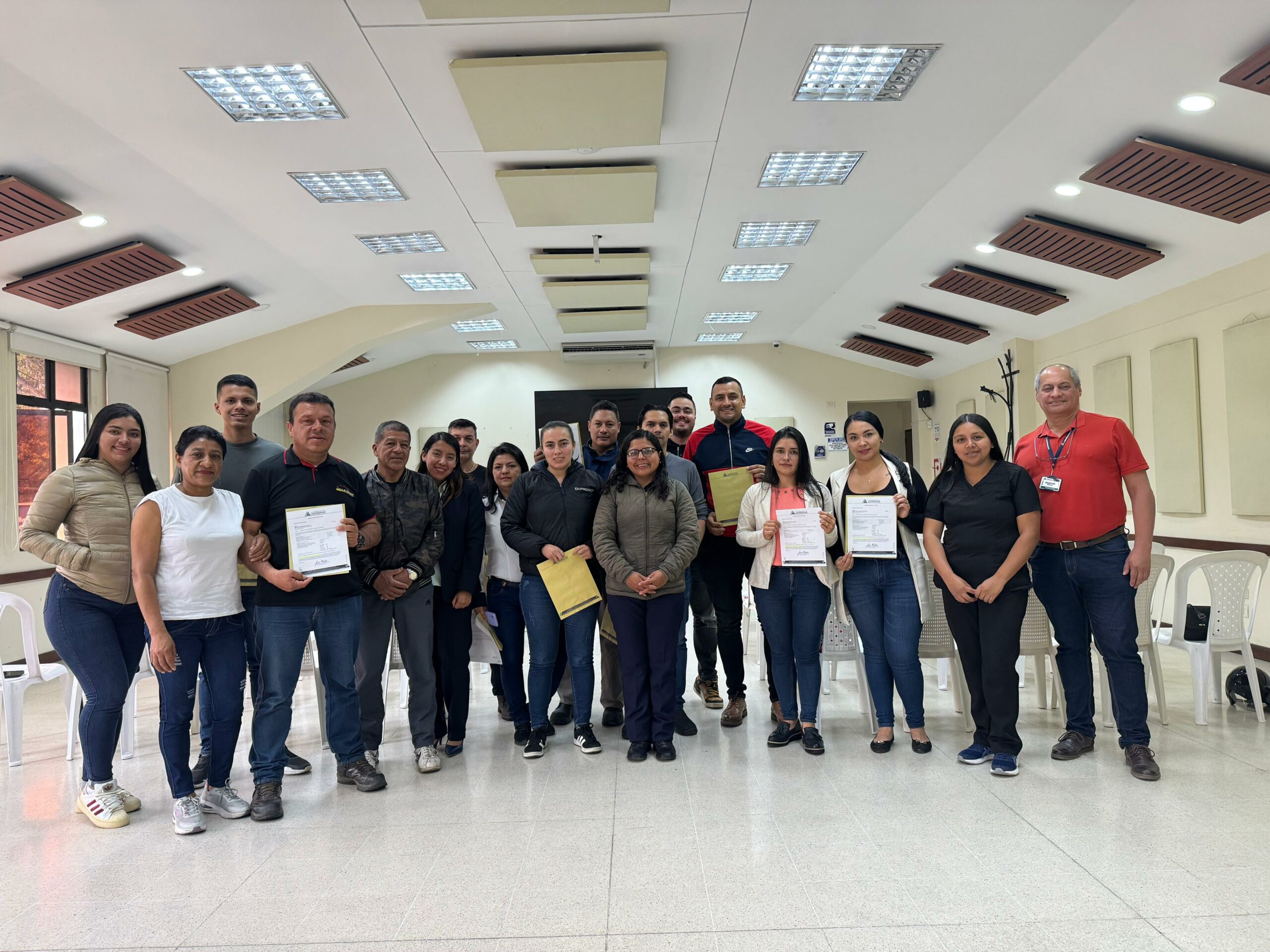 Comfacauca entrega subsidios de vivienda que benefician a 42 familias caucanas 