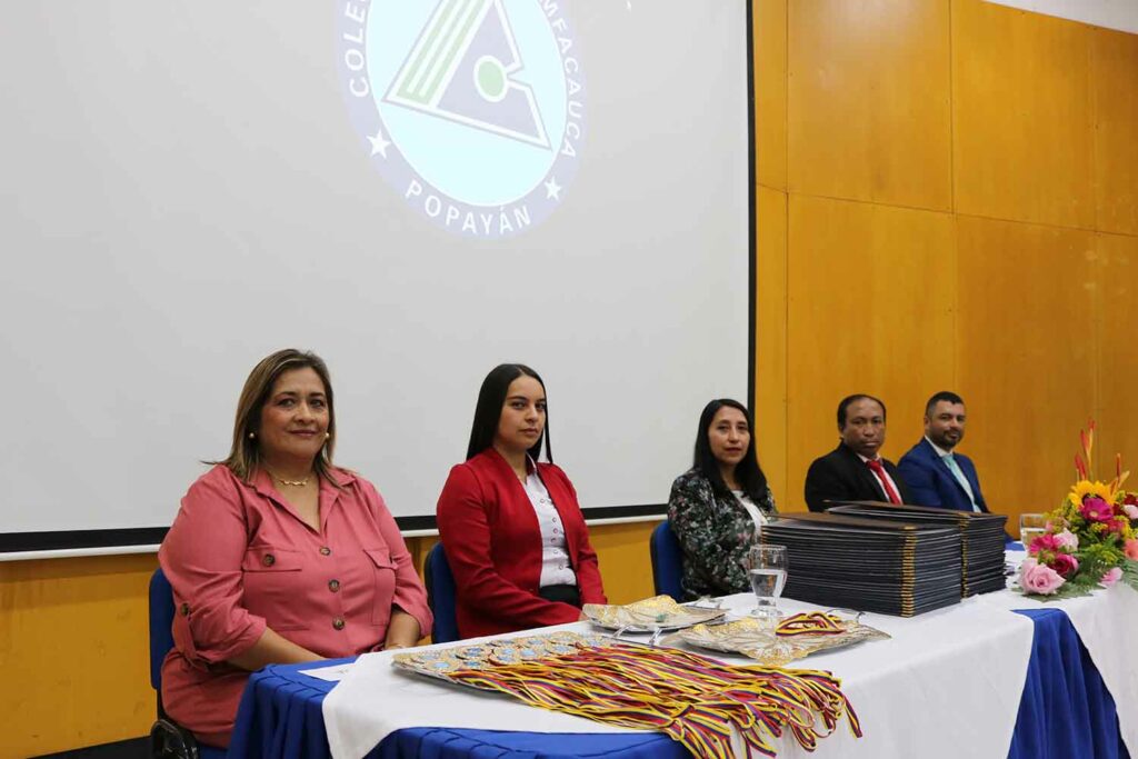 Pie de foto: María del Pilar Campo Rectora, Brigit Sarria Secretaria, Betty Benavides Jefe de Educación Comfacauca, Enqui Vidal Coordinador académico y Carlos Girón Coordinador Convivencia.