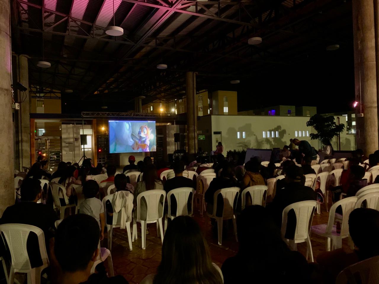 Cine y sabor bajo las estrellas del centro recreativo Guayacanes