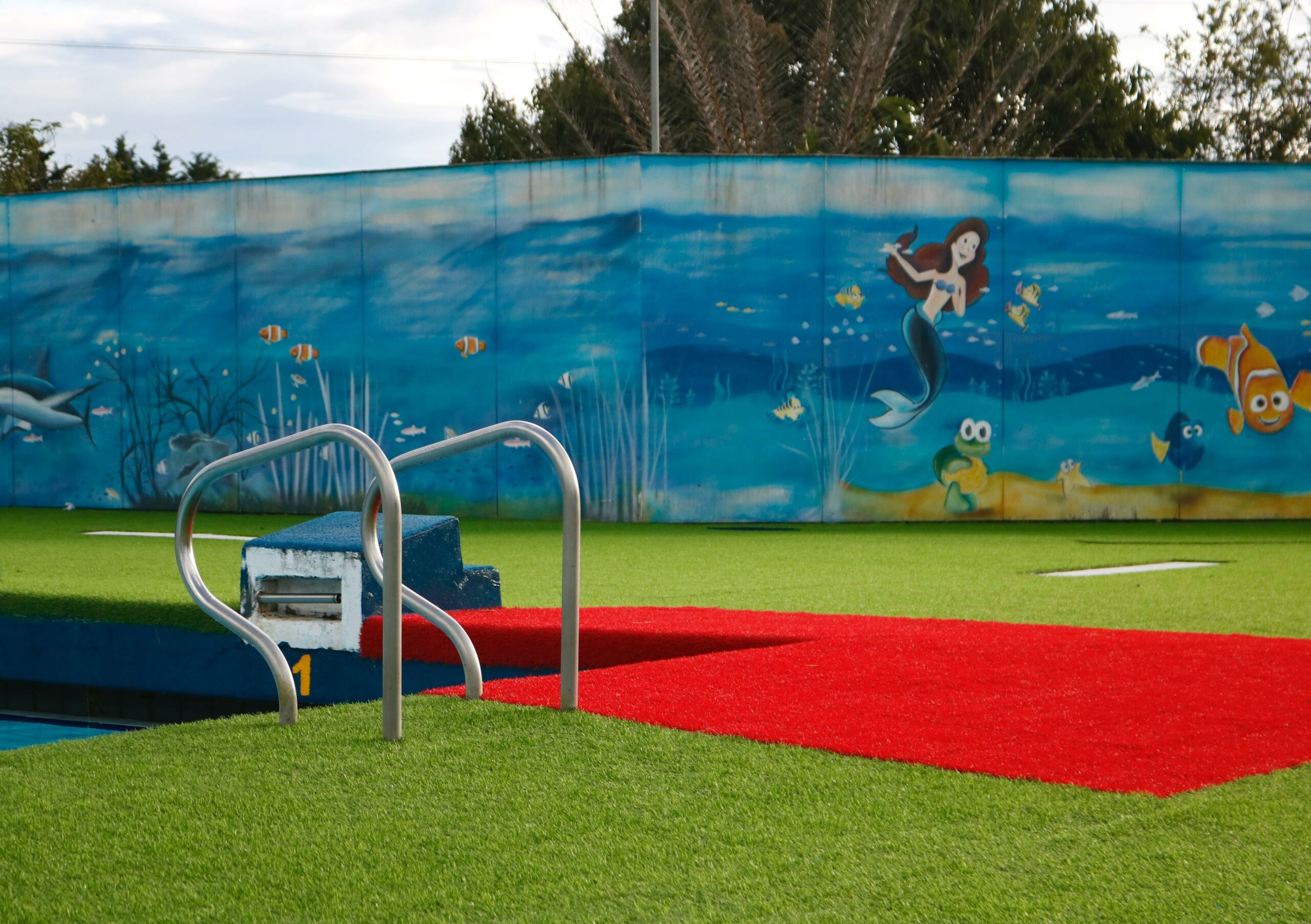 ¡Pisojé se renueva! Zona de piscina olímpica estrena color y confort con césped sintético