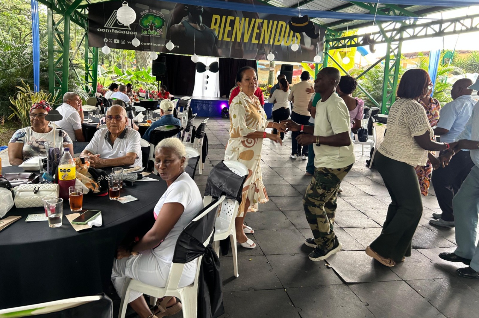 La Ceiba celebró a los padres con música, sorpresas y un ambiente inolvidable