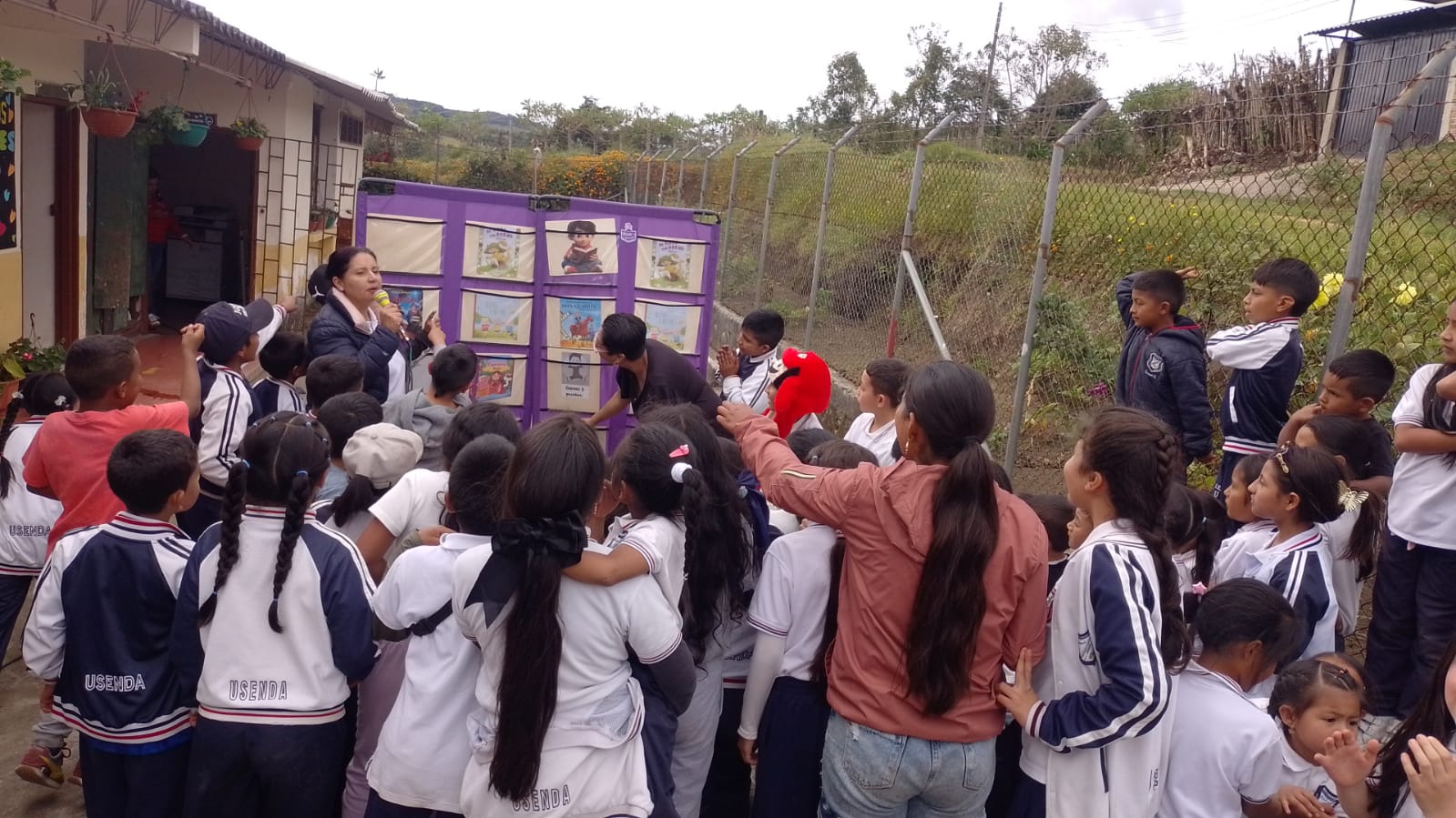 Las Bibliotecas Comfacauca llegaron hasta el corregimiento de Usenda en Silvia, Cauca